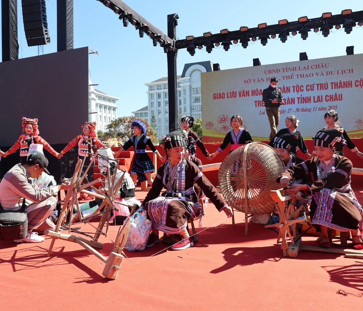 Phát triển du lịch cộng đồng từ kho tàng văn hóa dân tộc Lự ở Lai Châu- Ảnh 1.