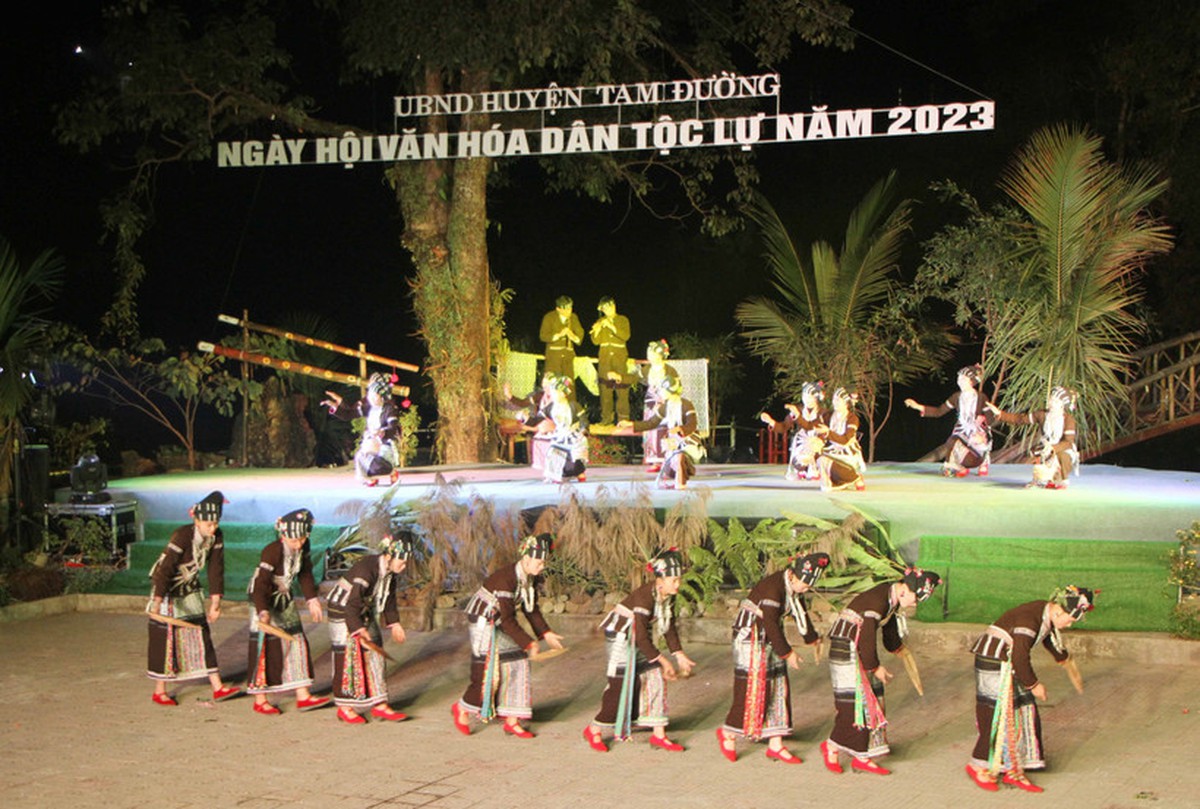 Những người phụ nữ “giữ lửa” dân ca, dân vũ của dân tộc Lự- Ảnh 2.