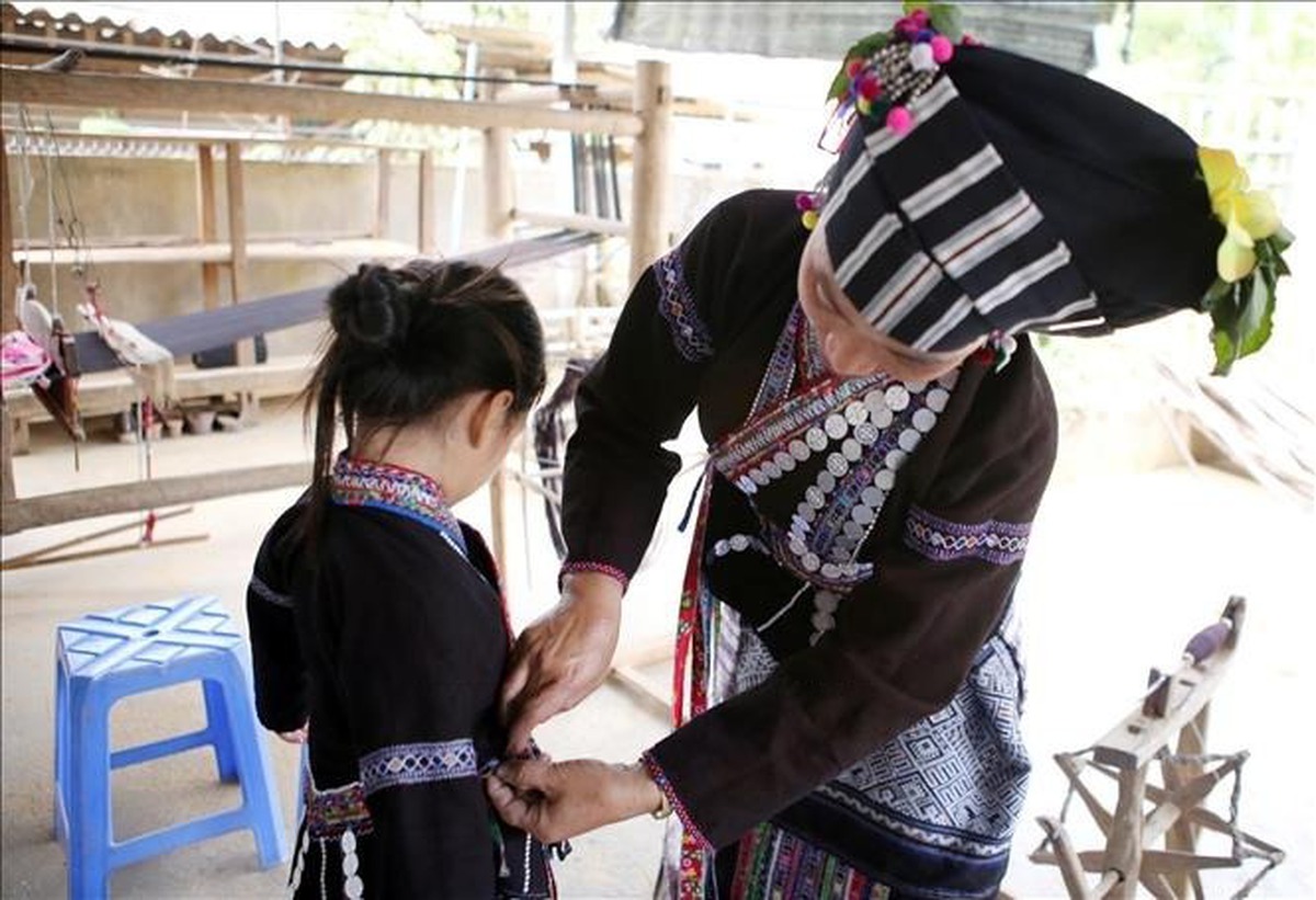 Phụ nữ dân tộc Lự - cầu nối văn hóa truyền thống với thế hệ trẻ- Ảnh 2. Phụ nữ dân tộc Lự - cầu nối văn hóa truyền thống với thế hệ trẻ- Ảnh 2.