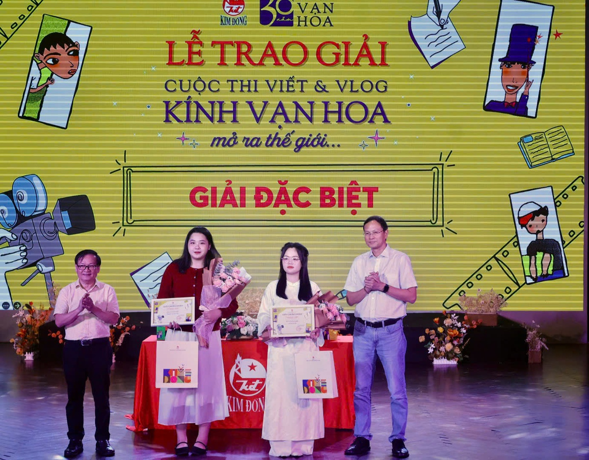 Nhà văn Nguyễn Nhật Ánh cùng giám đốc Nhà xuất bản Kim Đồng trao giải đặc biệt cho bạn đọc tham gia cuộc thi