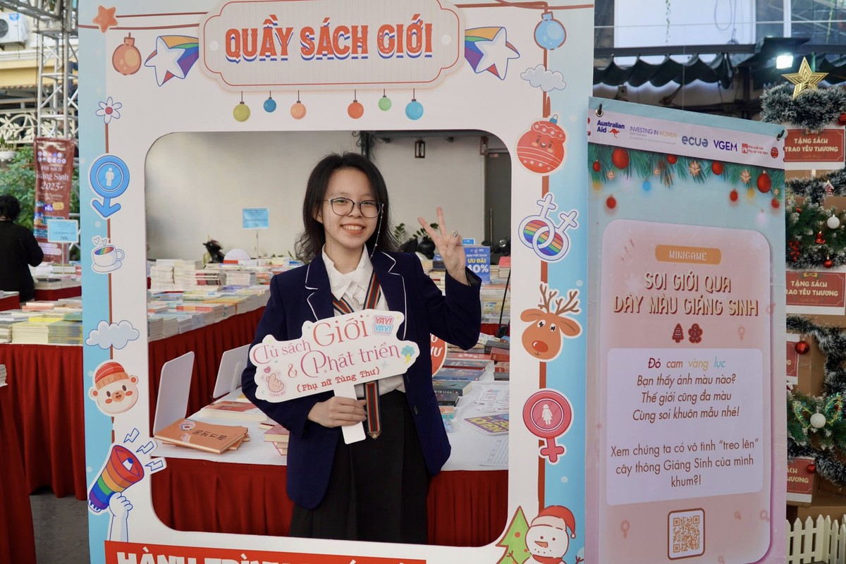 “Quầy sách về Giới” trong Hội sách Giáng sinh Sài Gòn 2025 của NXB Phụ nữ Việt Nam thu hút nhiều bạn đọc trẻ. Ảnh: NXB Phụ Nữ Việt Nam