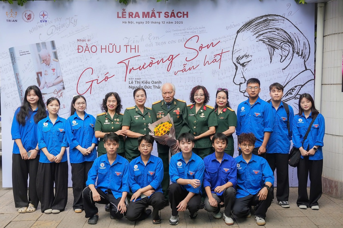 Nhạc sĩ Đào Hữu Thi chụp ảnh cùng sinh viên trường