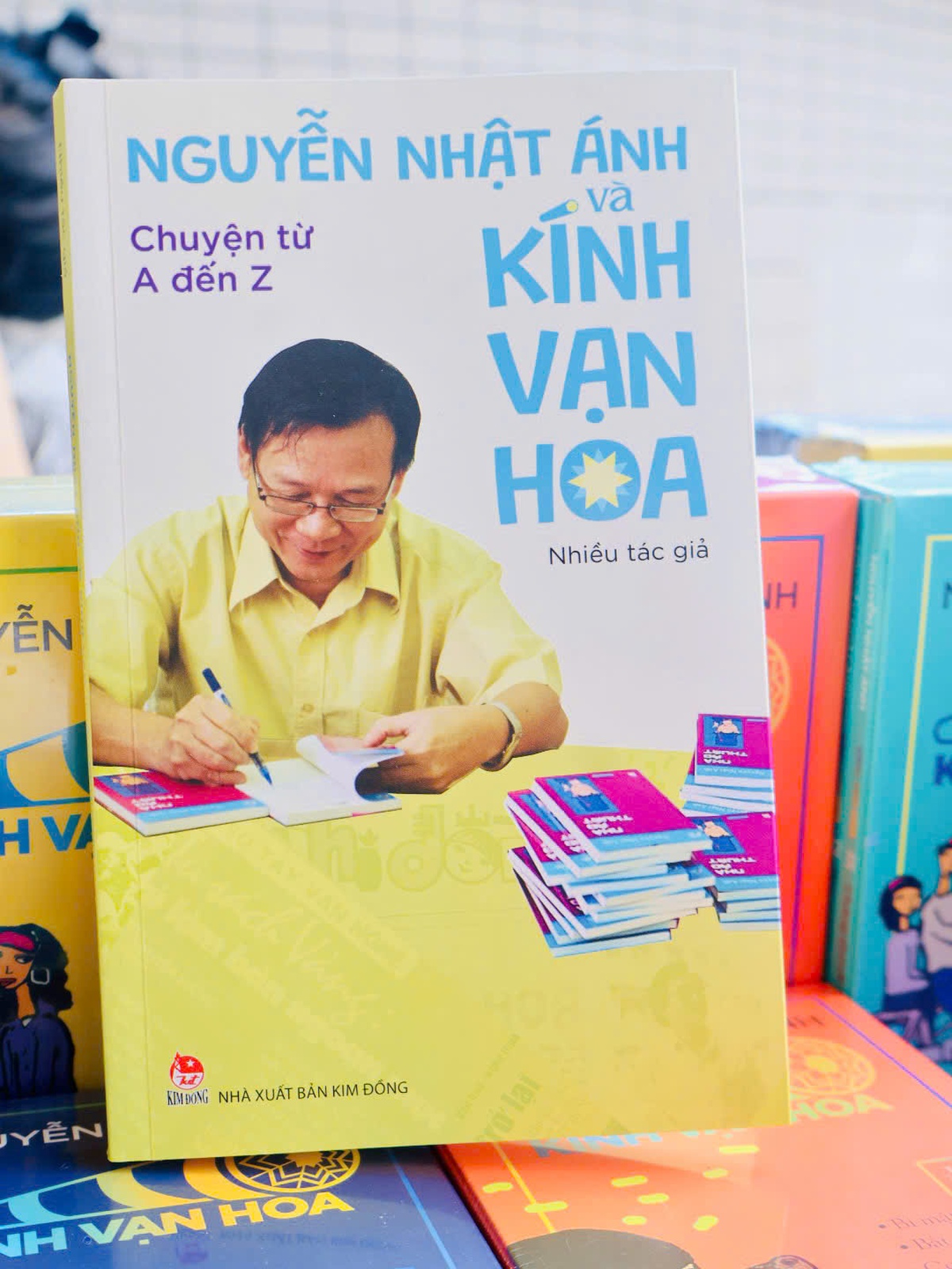 Cũng trong dịp này, cuốn sách Nguyễn Nhật Ánh và Kính vạn hoa – Chuyện từ A đến Z cũng ra mắt giúp bạn đọc có cái nhìn toàn cảnh về bộ truyện Kính vạn hoa từ ý tưởng khởi thảo, hành trình sáng tác của nhà văn Nguyễn Nhật Ánh. Ảnh: Hồ Lam