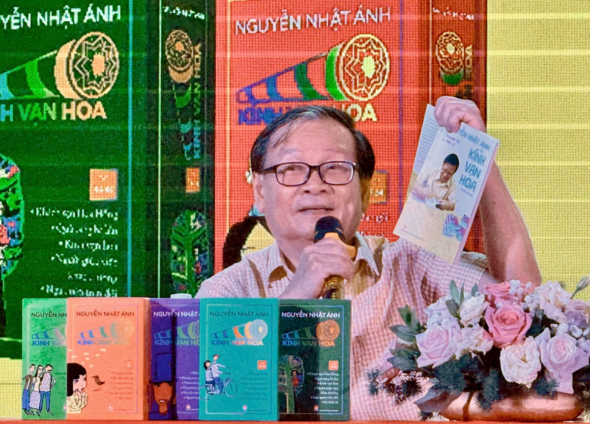 Nhà văn Nguyễn Nhật Ánh chia sẻ với độc giả tại sự kiện. Ảnh: Hồ Lam