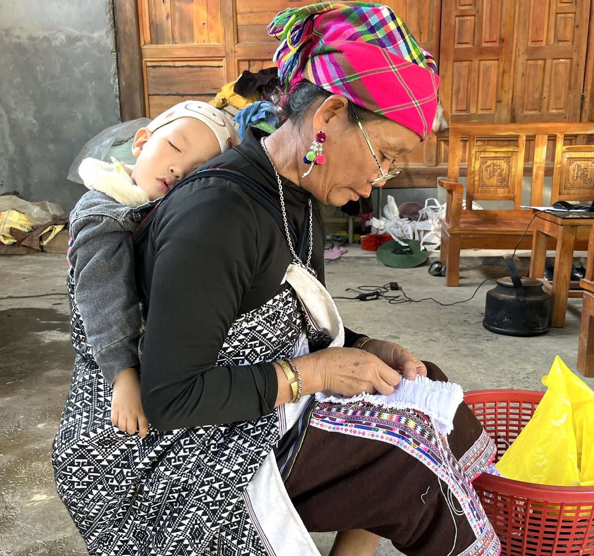 Phụ nữ Bản Thẳm tăng thu nhập từ nghề thêu thủ công- Ảnh 5.