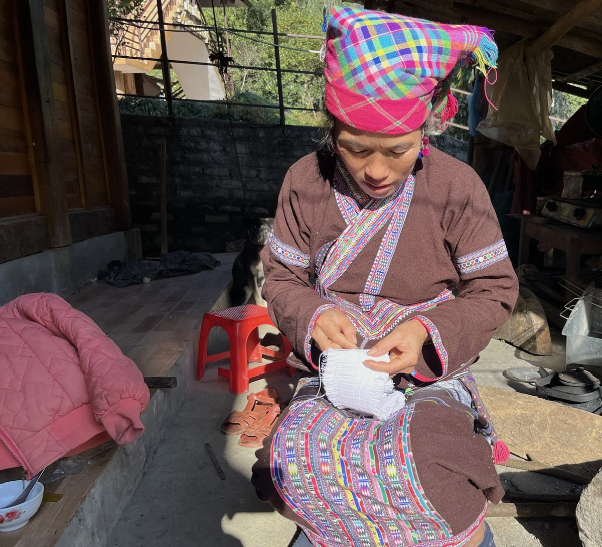 Phụ nữ Bản Thẳm tăng thu nhập từ nghề thêu thủ công- Ảnh 1.