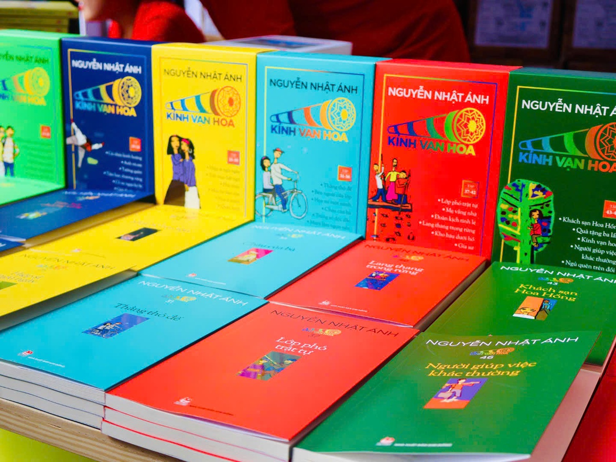 Ấn bản mới của Kính Vạn Hoa gồm 54 tập, được thiết kế thành 9 boxset do Nhà xuất bản Kim Đồng phát hành nhân dịp kỷ niệm 30 năm ra mắt tác phẩm. Ảnh: Hồ Lam