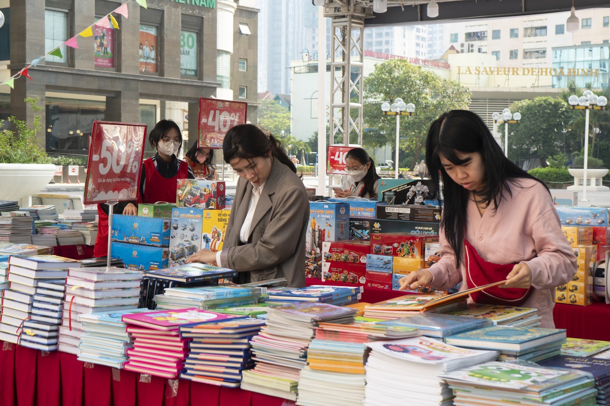 Sôi động Hội sách Giáng sinh, nhiều hoạt động hấp dẫn- Ảnh 3.