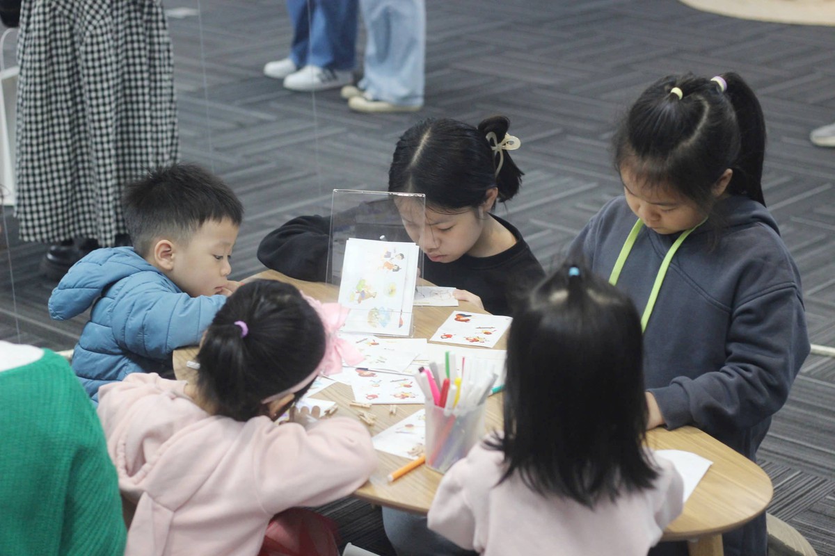 Các em thiếu nhi tham gia buổi tương tác sách vào ngày 20/12