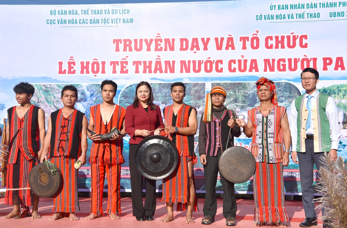 Lễ Tế thần nước đánh thức trách nhiệm gìn giữ văn hóa của thế hệ trẻ người Pa Cô- Ảnh 9.