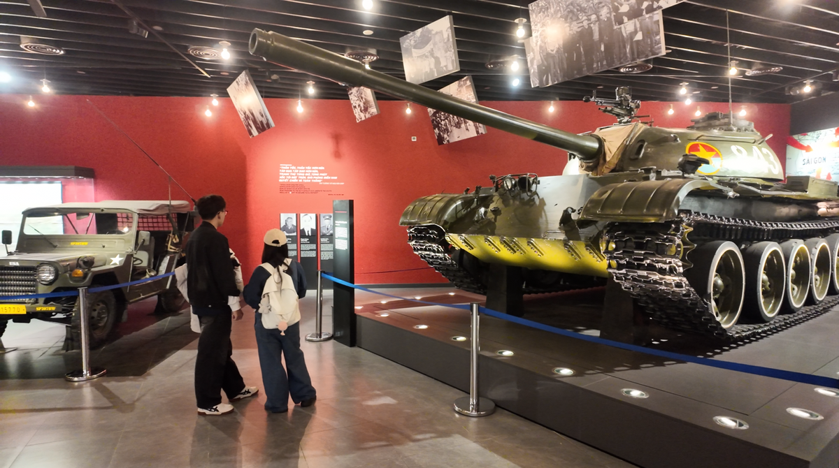 Các bạn trẻ bên chiếc xe tăng đã làm nên mùa xuân lịch sử