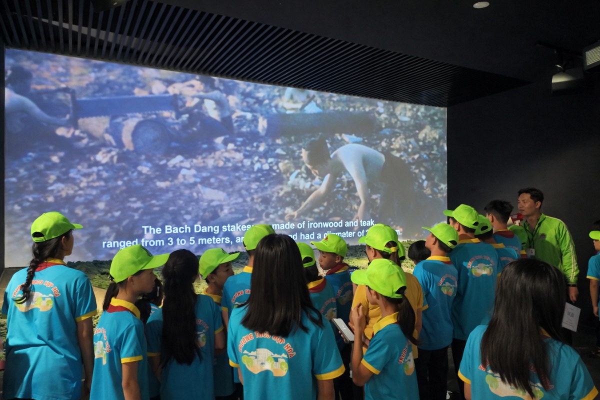 Các em học sinh tập trung nghe thuyết trình về trận chiến Bạch Đằng Giang lịch sử