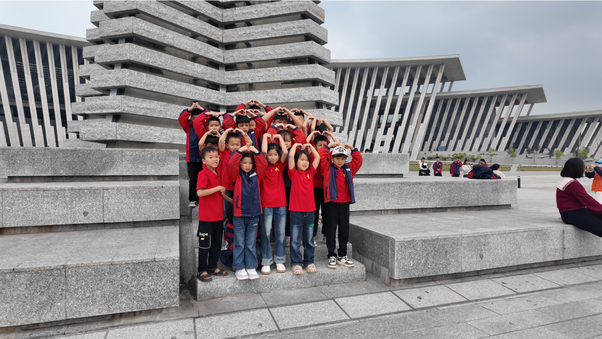 Các em nhỏ chụp ảnh kỷ niệm tại Bảo tàng Lịch sử Quân sự Việt Nam