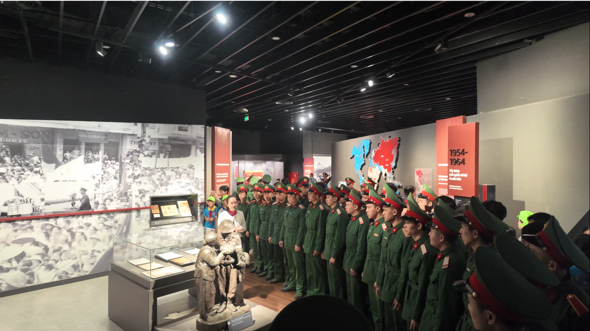 Các chiến sĩ đến tham quan Bảo tàng Lịch sử Quân sự Việt Nam để hiểu và trân trọng những chiến tích hào hùng của lực lượng