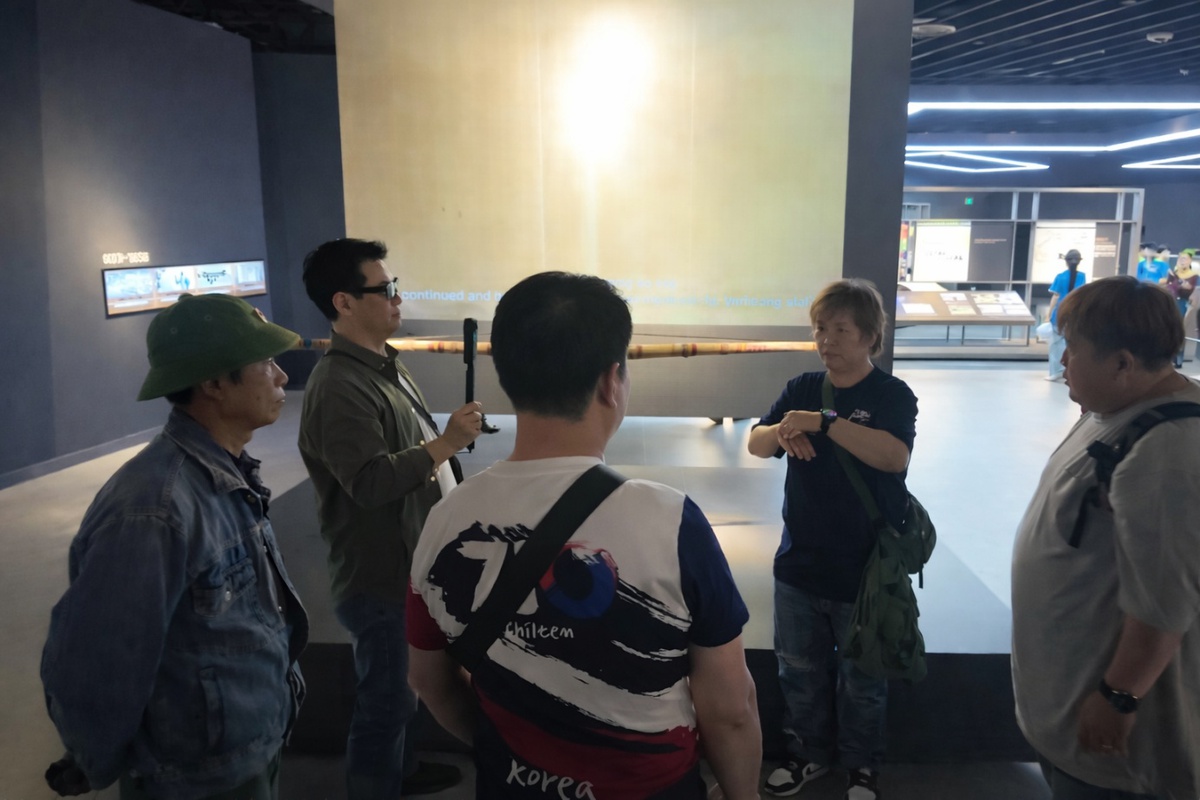 Du khách ngoại quốc kể cho nhau nghe lịch sử Việt Nam bằng thủ ngữ