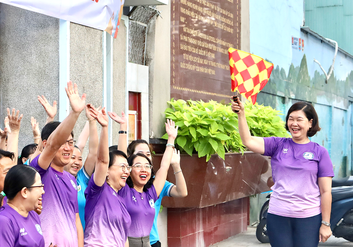 Giải đi bộ quanh chợ Bến Thành gây quỹ hơn 900 triệu đồng hỗ trợ người nghèo- Ảnh 8.