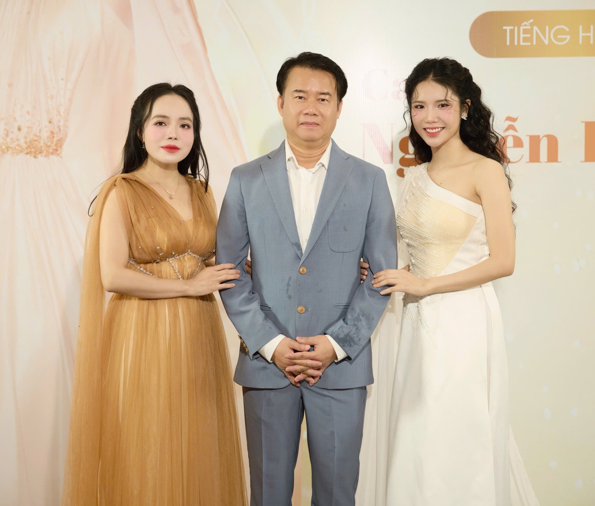 Phương Anh cùng nhạc sĩ Trần Mạnh Hùng và NSƯT Lan Anh (từ phải qua) Phương Anh cùng nhạc sĩ Trần Mạnh Hùng và NSƯT Lan Anh (từ phải qua)