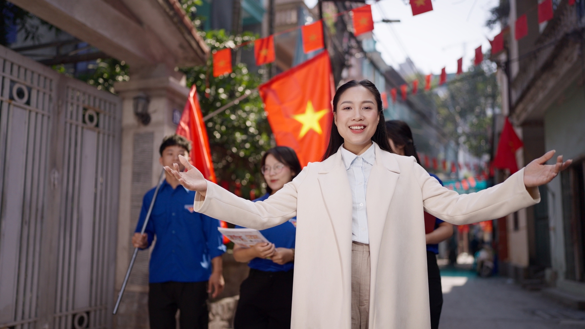 Ca sĩ Trần Bích Ngọc trong MV "Ý Đảng - lòng Dân" Ca sĩ Trần Bích Ngọc trong MV "Ý Đảng - lòng Dân"