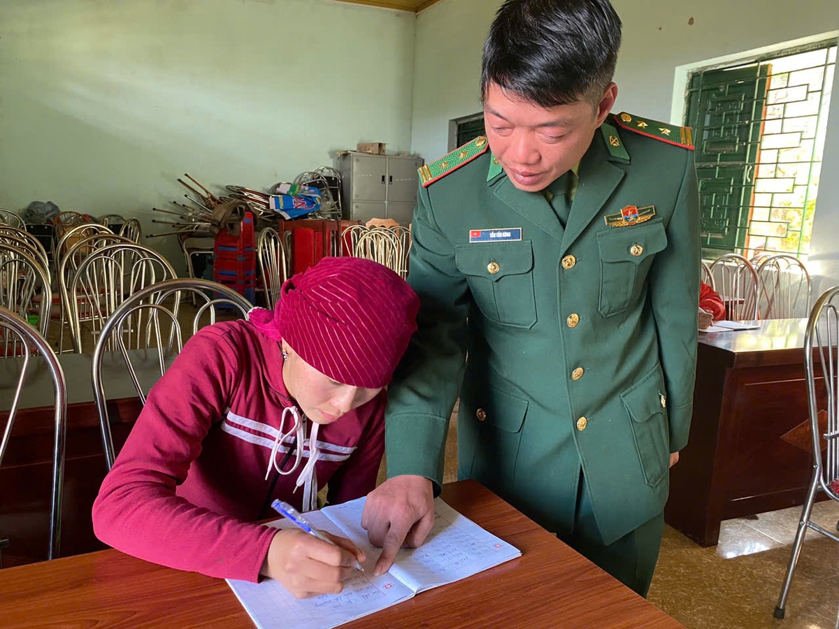 Thầy giáo quân hàm xanh Tẩn Tấn Hùng hướng dẫn học viên viết chữ