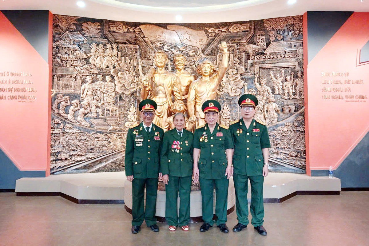 Anh hùng Lực lượng vũ trang nhân dân Đặng Thị Én và ký ức một thời "nghe mệnh lệnh là đi"- Ảnh 2. Anh hùng Lực lượng vũ trang nhân dân Đặng Thị Én và ký ức một thời "nghe mệnh lệnh là đi"- Ảnh 2.