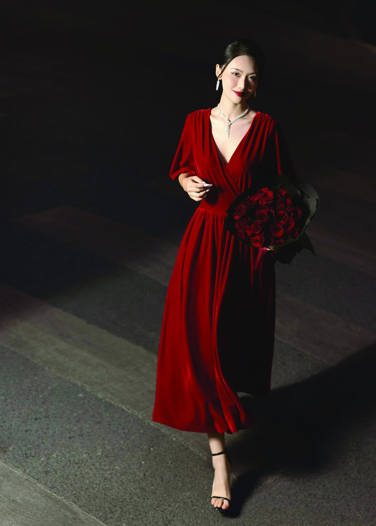 Váy đỏ quyến rũ, ngọt ngào đón Noel và năm mới- Ảnh 3.