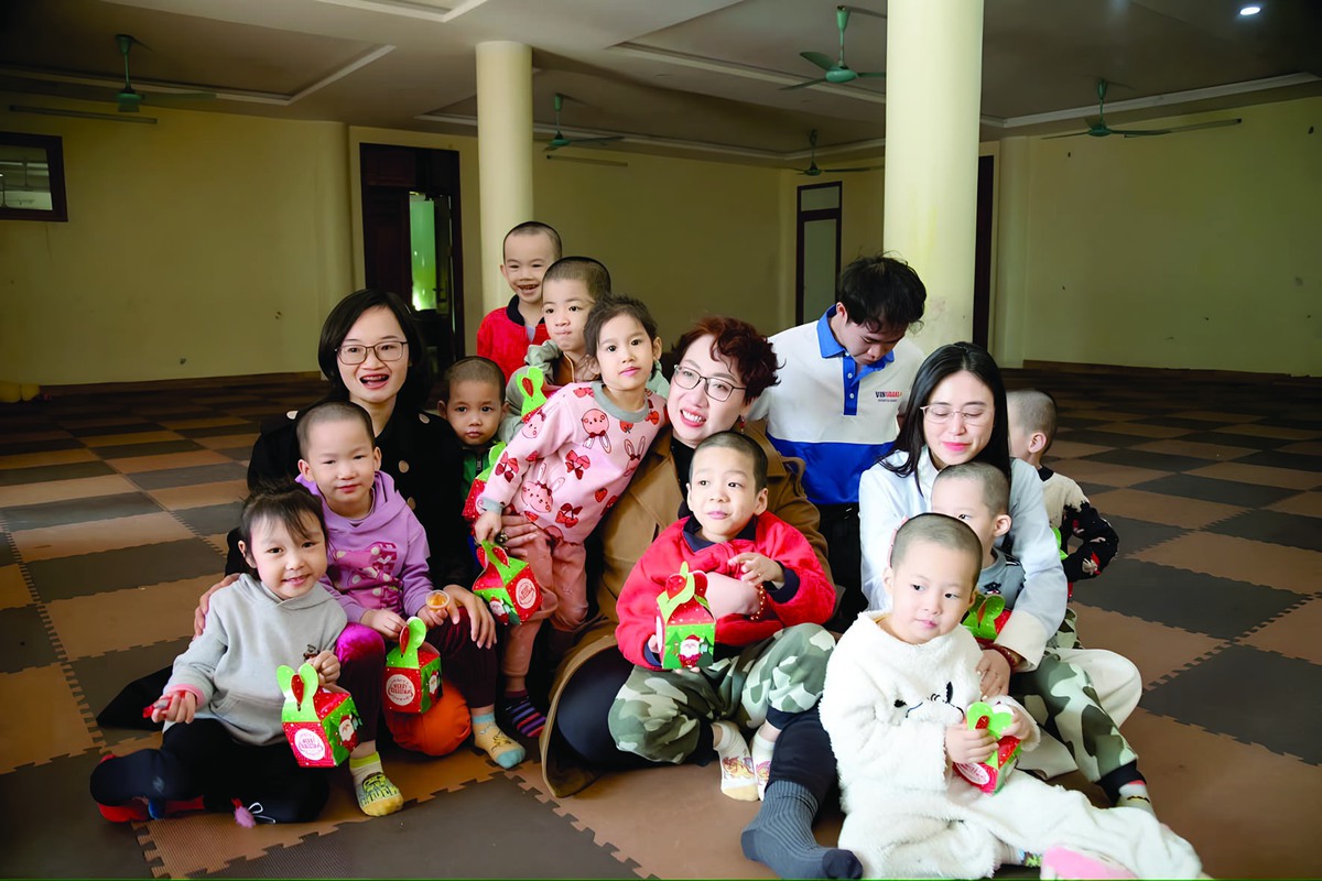 a sĩ Hiền Anh trong một chuyến thăm trẻ thiệt thòi