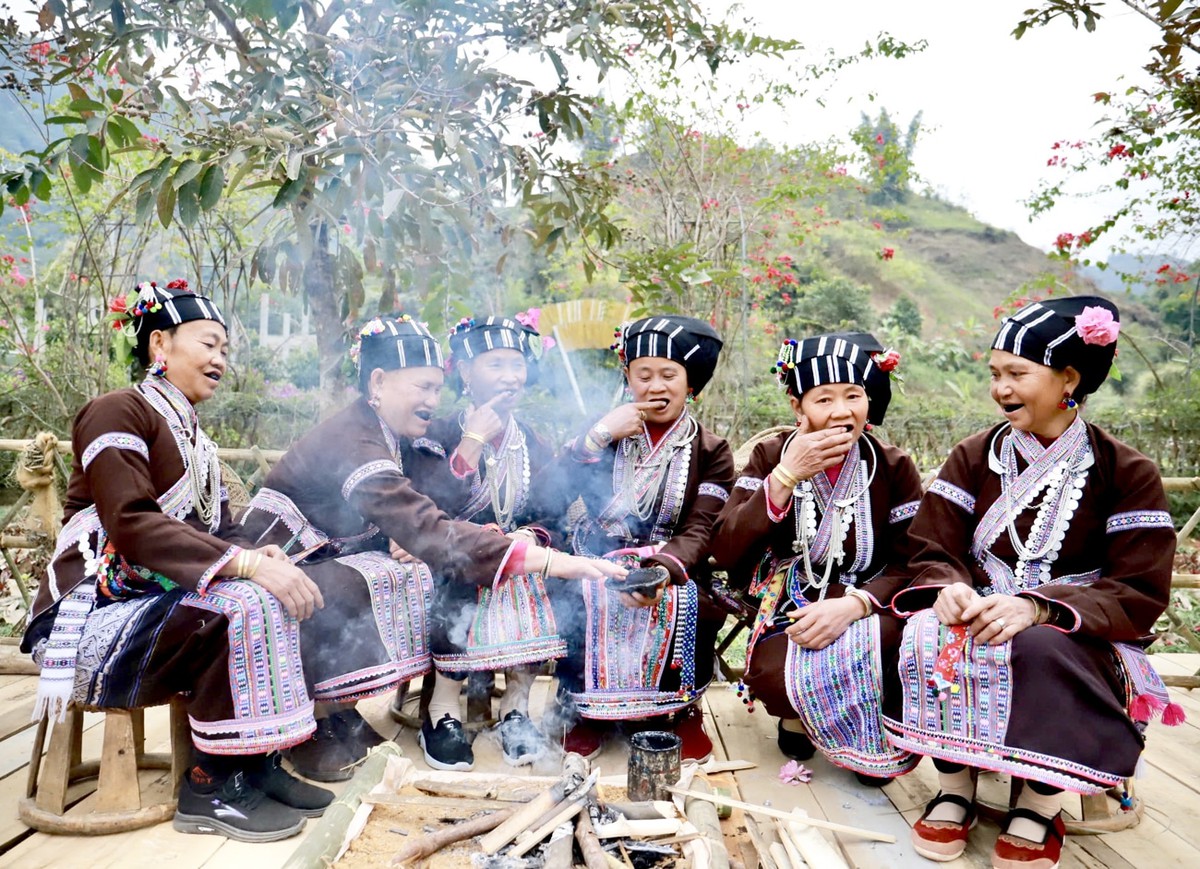 Nét duyên răng đen độc đáo của phụ nữ dân tộc Lự- Ảnh 1.