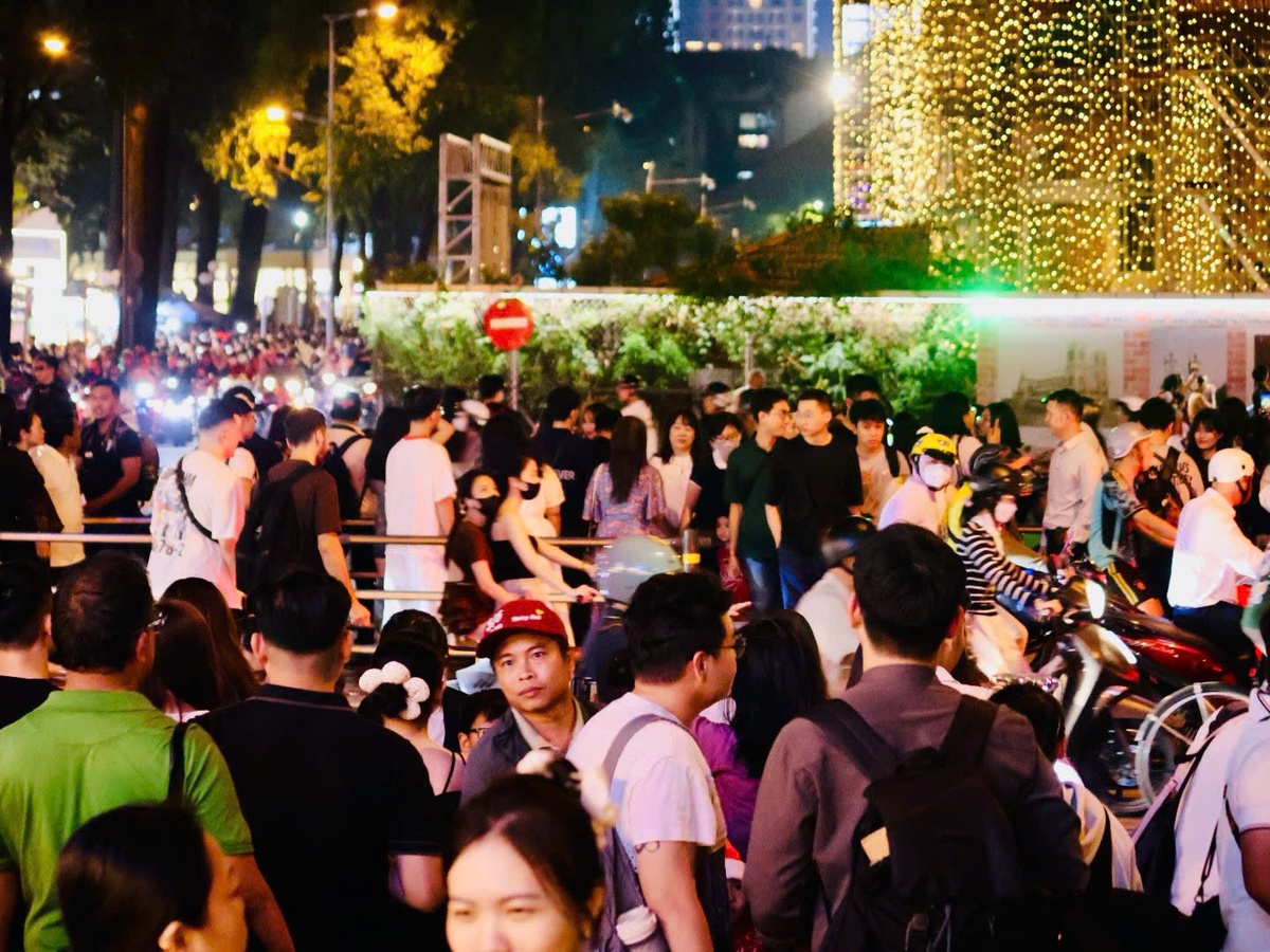 Giới trẻ nô nức check-in tại Nhà thờ Đức Bà đón Giáng sinh- Ảnh 2.