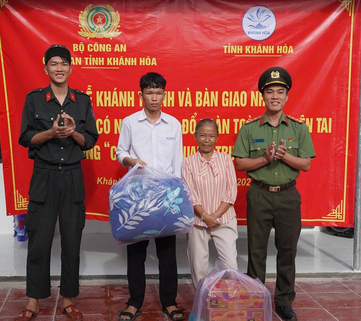 Công an tỉnh Khánh Hòa bàn giao căn nhà thứ 5 trong "Chiến dịch Quang Trung"- Ảnh 1.