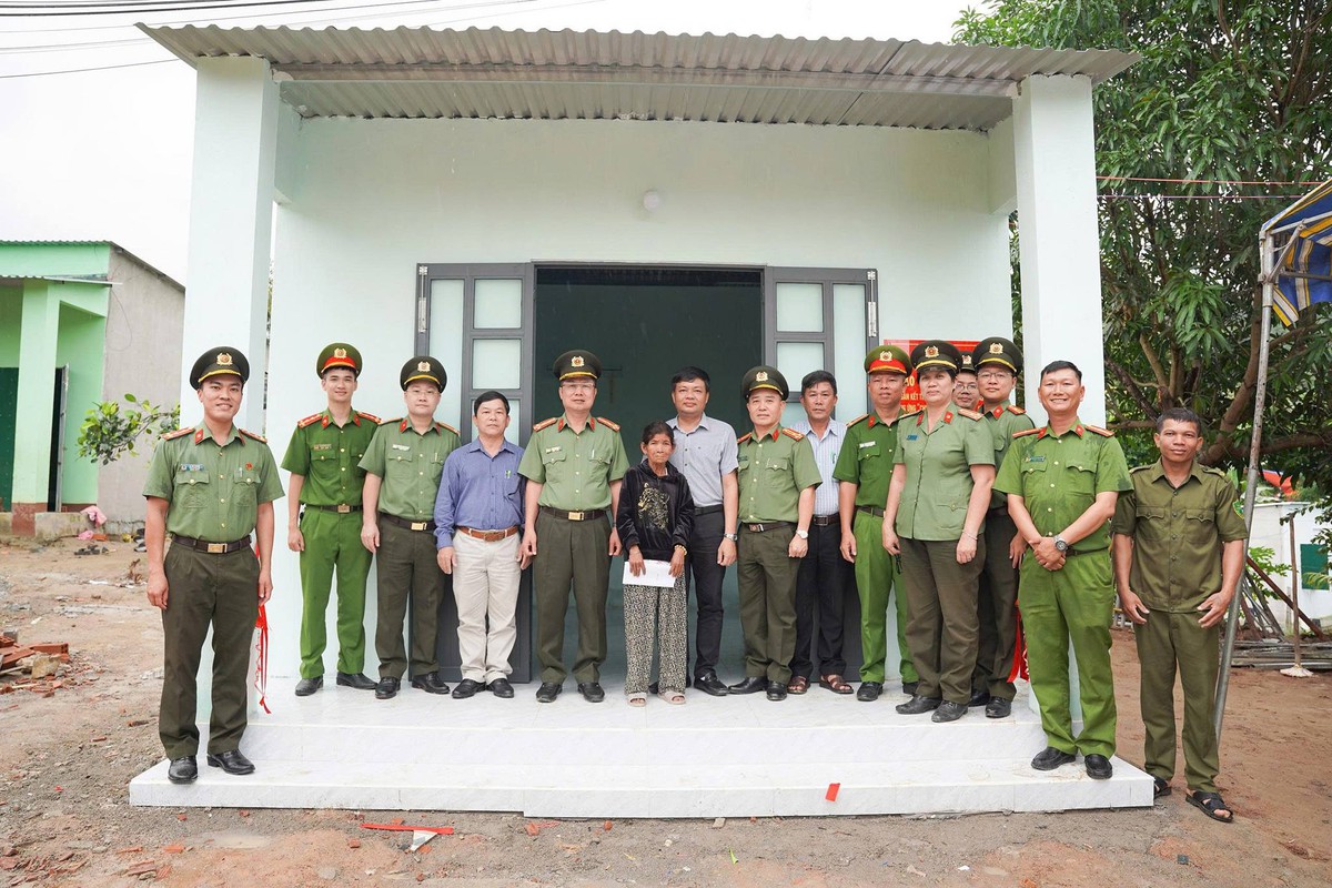 Công an tỉnh Khánh Hòa bàn giao căn nhà thứ 5 trong "Chiến dịch Quang Trung"- Ảnh 3.
