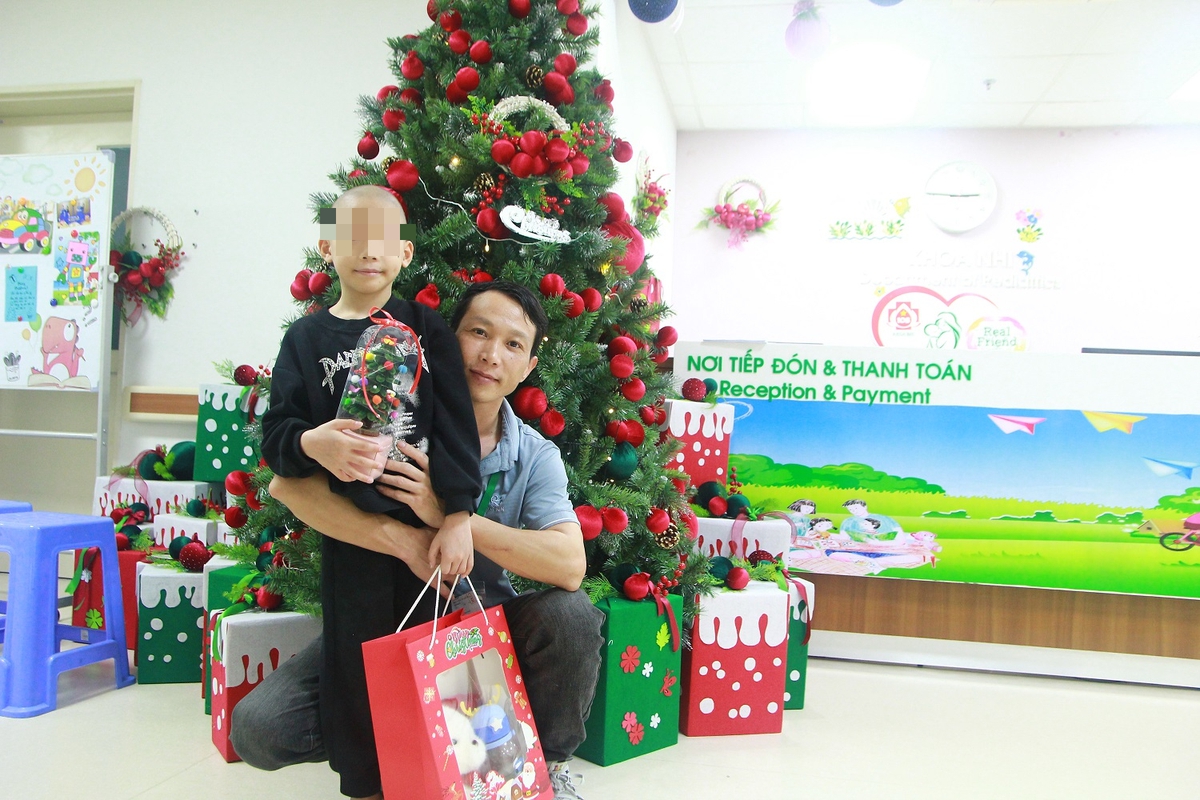 Mang Giáng sinh ấm áp đến với các bệnh nhi- Ảnh 2.