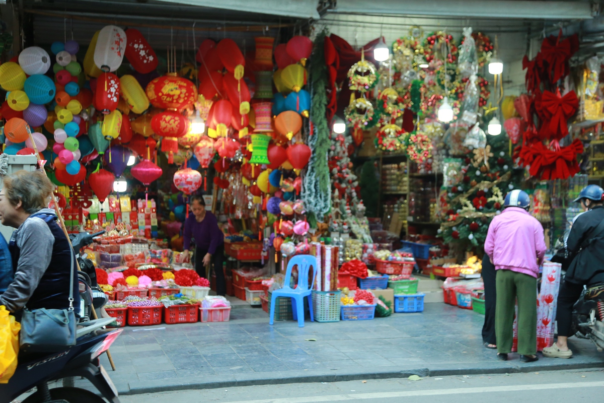 Phố Hàng Mã mùa Giáng sinh 2025: Gọn gàng trật tự hơn, đồ trang trí giá rẻ bán chạy- Ảnh 3.