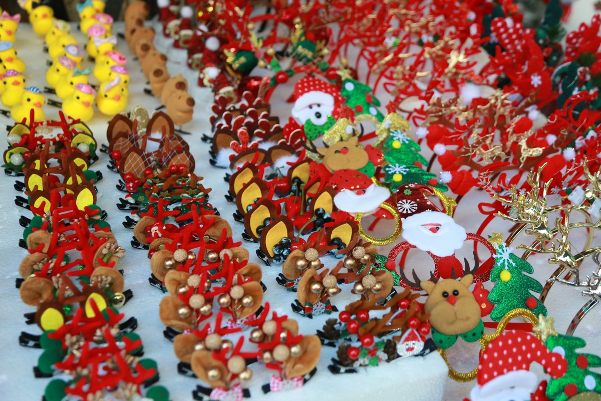 Phố Hàng Mã mùa Giáng sinh 2025: Gọn gàng trật tự hơn, đồ trang trí giá rẻ bán chạy- Ảnh 9.