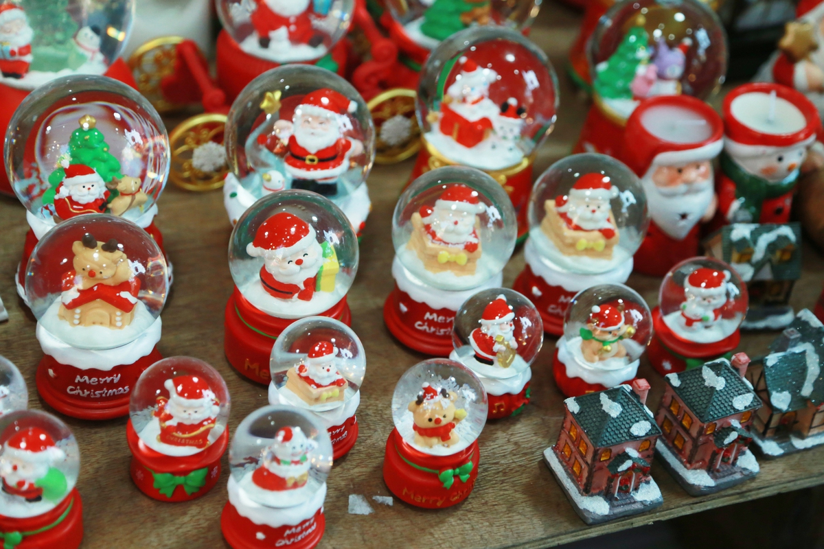 Phố Hàng Mã mùa Giáng sinh 2025: Gọn gàng trật tự hơn, đồ trang trí giá rẻ bán chạy- Ảnh 8.