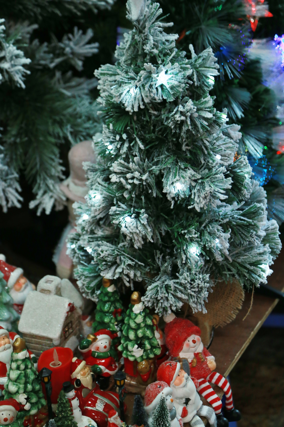 Phố Hàng Mã mùa Giáng sinh 2025: Gọn gàng trật tự hơn, đồ trang trí giá rẻ bán chạy- Ảnh 6.