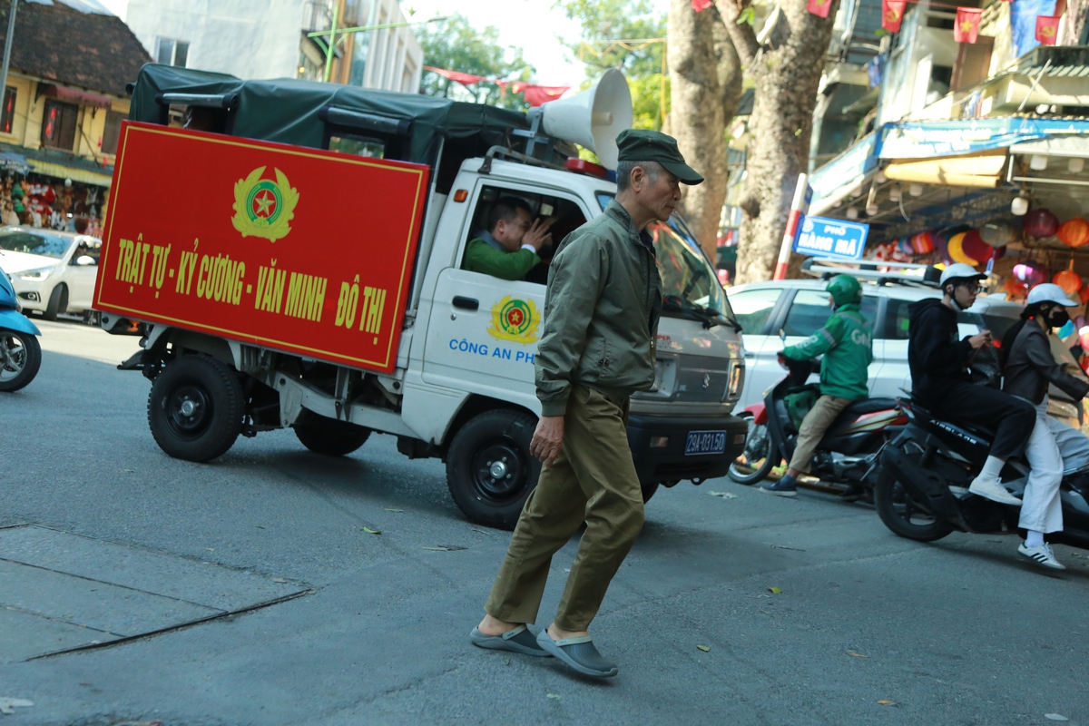 Phố Hàng Mã mùa Giáng sinh 2025: Gọn gàng trật tự hơn, đồ trang trí giá rẻ bán chạy- Ảnh 10.