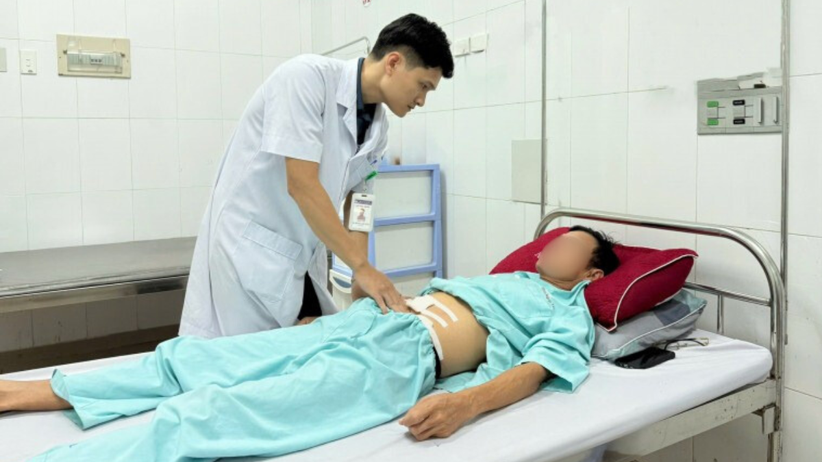 Các bác sĩ Bệnh viện Đa khoa tỉnh Quảng Trị thăm khám  cho bệnh nhân gặp sự cố sau mổ