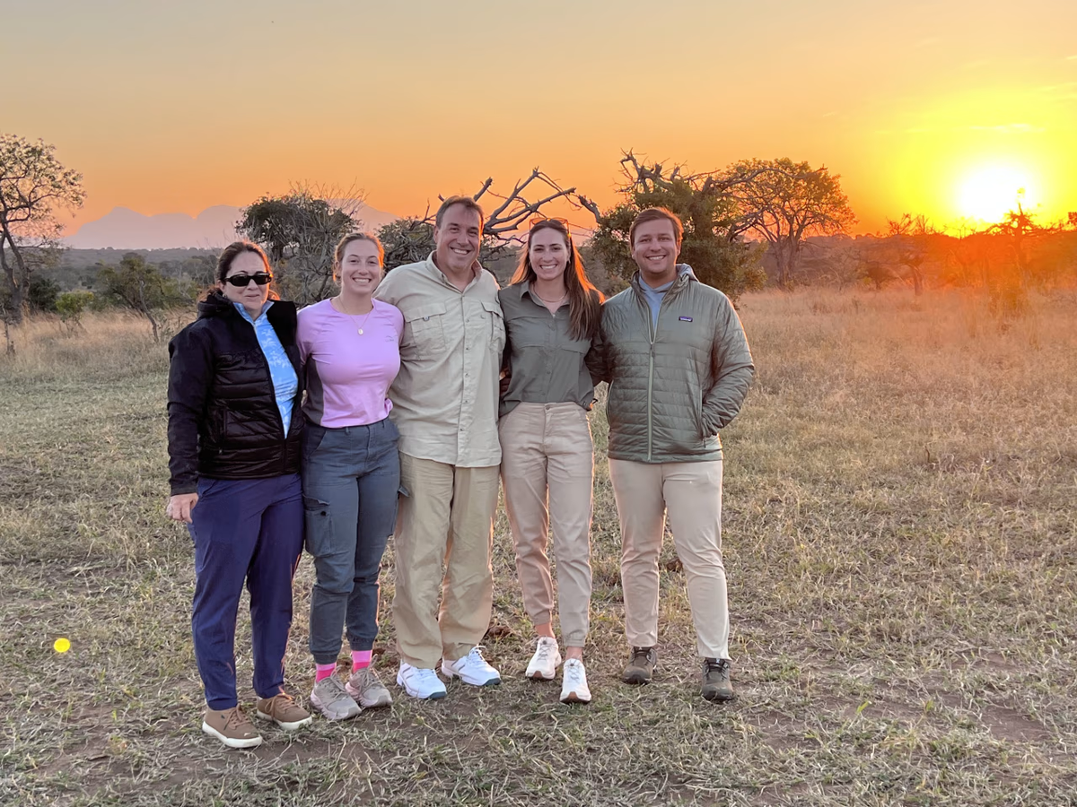 Julia và Stefan (ngoài cùng, bên phải) cùng cha mẹ và em gái của Julia trong chuyến đi đến châu Phi