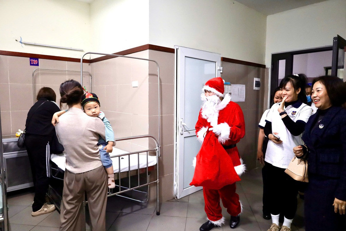 Ông già Noel mang quà đến tận giường tặng quà cho mẹ con bệnh nhân- Ảnh 1.