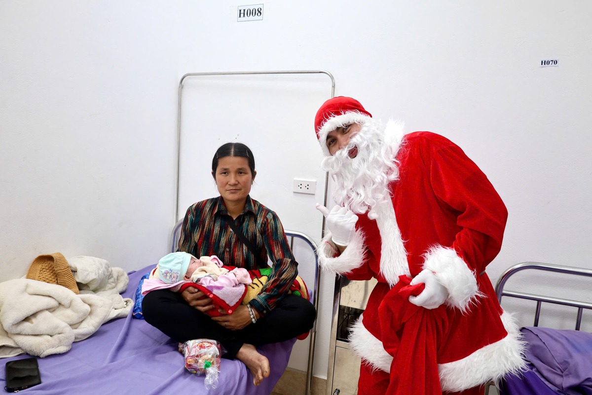 Ông già Noel mang quà đến tận giường tặng quà cho mẹ con bệnh nhân- Ảnh 3.