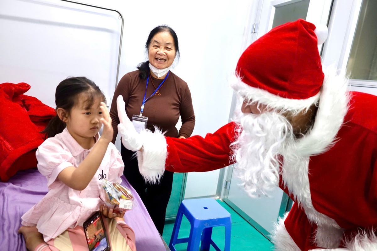 Ông già Noel mang quà đến tận giường tặng quà cho mẹ con bệnh nhân- Ảnh 4.