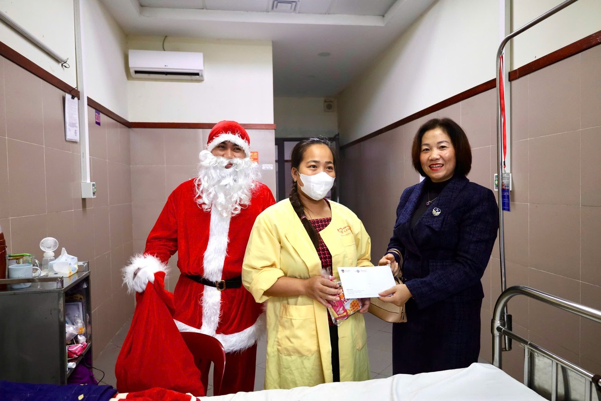 Ông già Noel mang quà đến tận giường tặng quà cho mẹ con bệnh nhân- Ảnh 6.