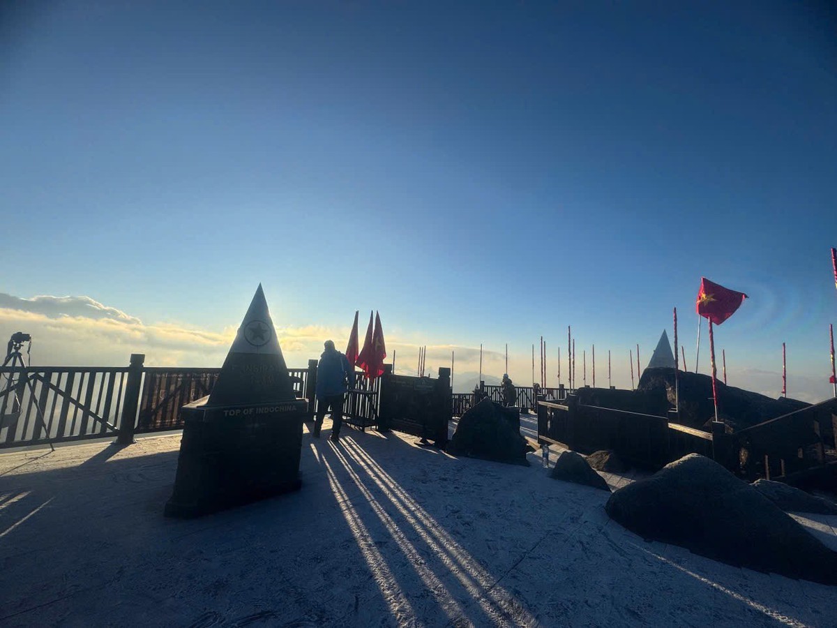 Băng giá phủ trắng đỉnh Fansipan ngày Giáng sinh- Ảnh 1.