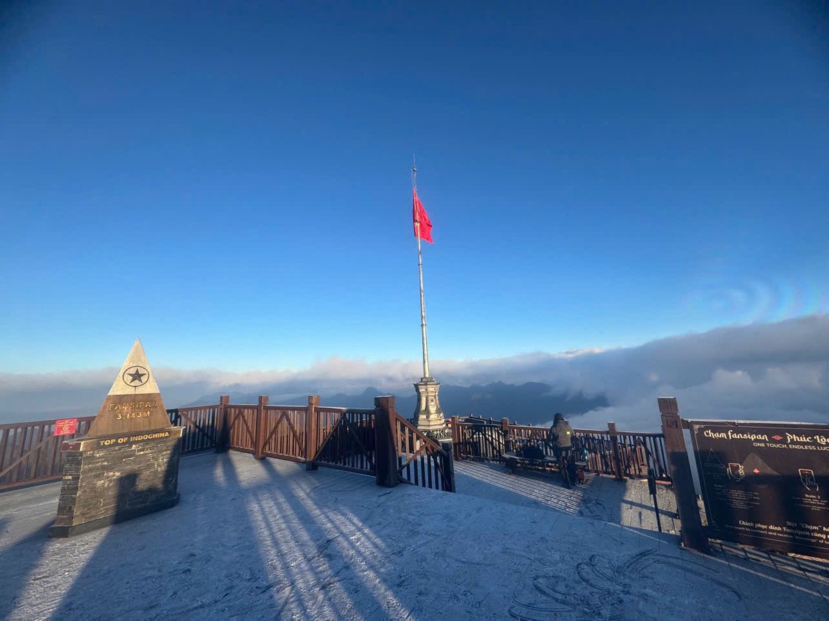 Băng giá phủ trắng đỉnh Fansipan ngày Giáng sinh- Ảnh 2.