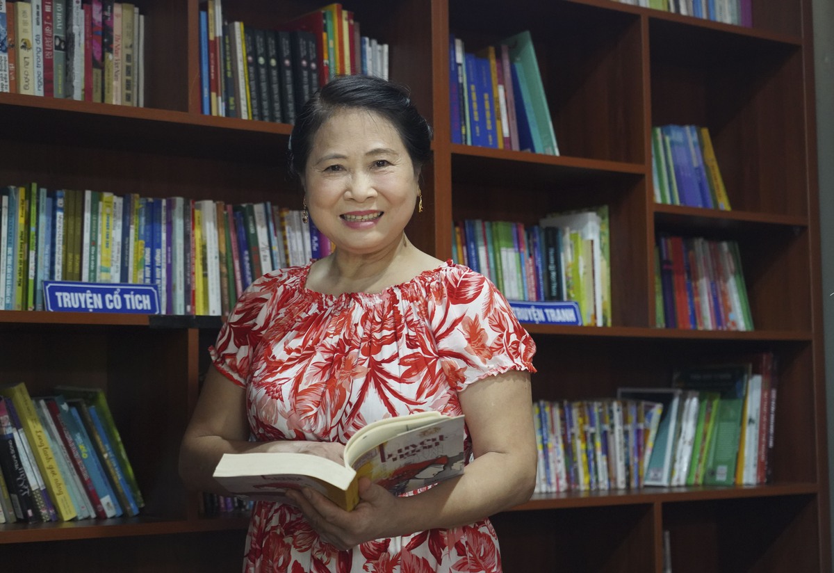 Bà Đào Thị Khanh, người sáng lập  Thư viện làng Cò Đông Xuyên