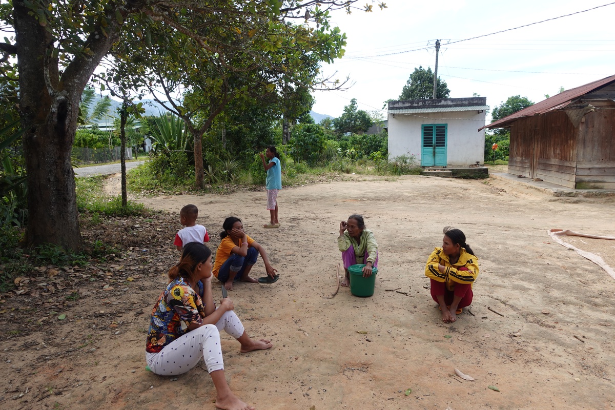 Những người phụ nữ M'Nông ở thôn Liên Trang 2 ngồi nghỉ ngơi sau buổi lao động