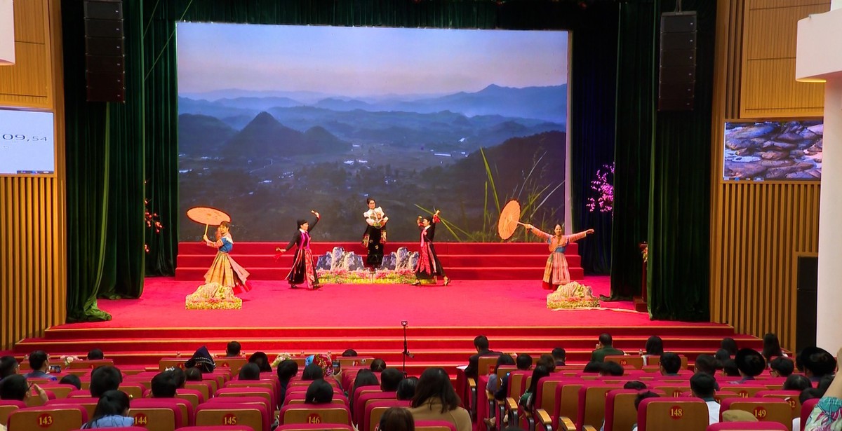 Lào Cai: Hội thi tuyên truyền viên pháp luật về hôn nhân, gia đình và phòng, chống tảo hôn- Ảnh 1.