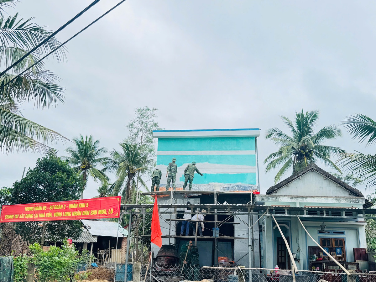 "Khoác áo mới" cho những mái ấm thắm tình quân dân- Ảnh 7.