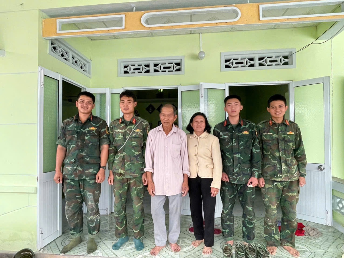 "Khoác áo mới" cho những mái ấm thắm tình quân dân- Ảnh 6.