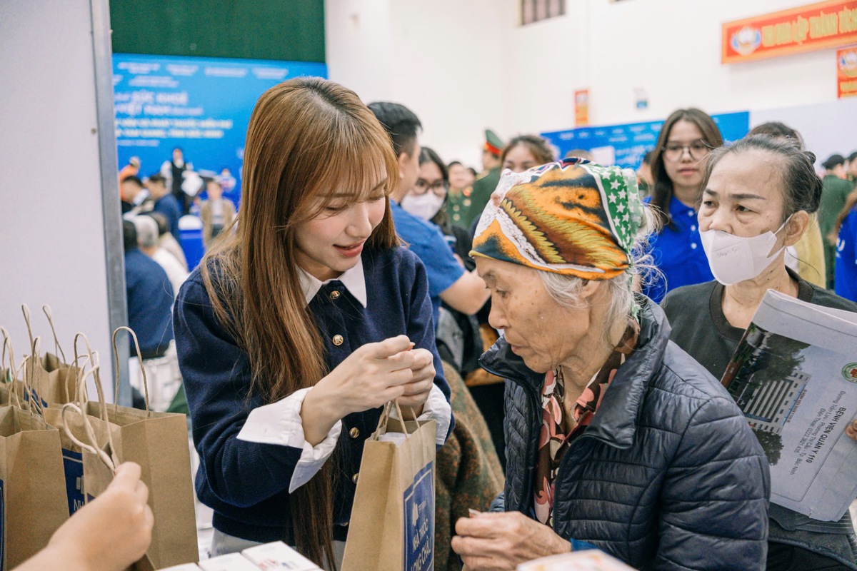 Hòa Minzy ra mắt MV mang chất liệu truyền thống, lan tỏa khát vọng "vì một Việt Nam khỏe mạnh"- Ảnh 1. Hòa Minzy ra mắt MV mang chất liệu truyền thống, lan tỏa khát vọng "vì một Việt Nam khỏe mạnh"- Ảnh 1.